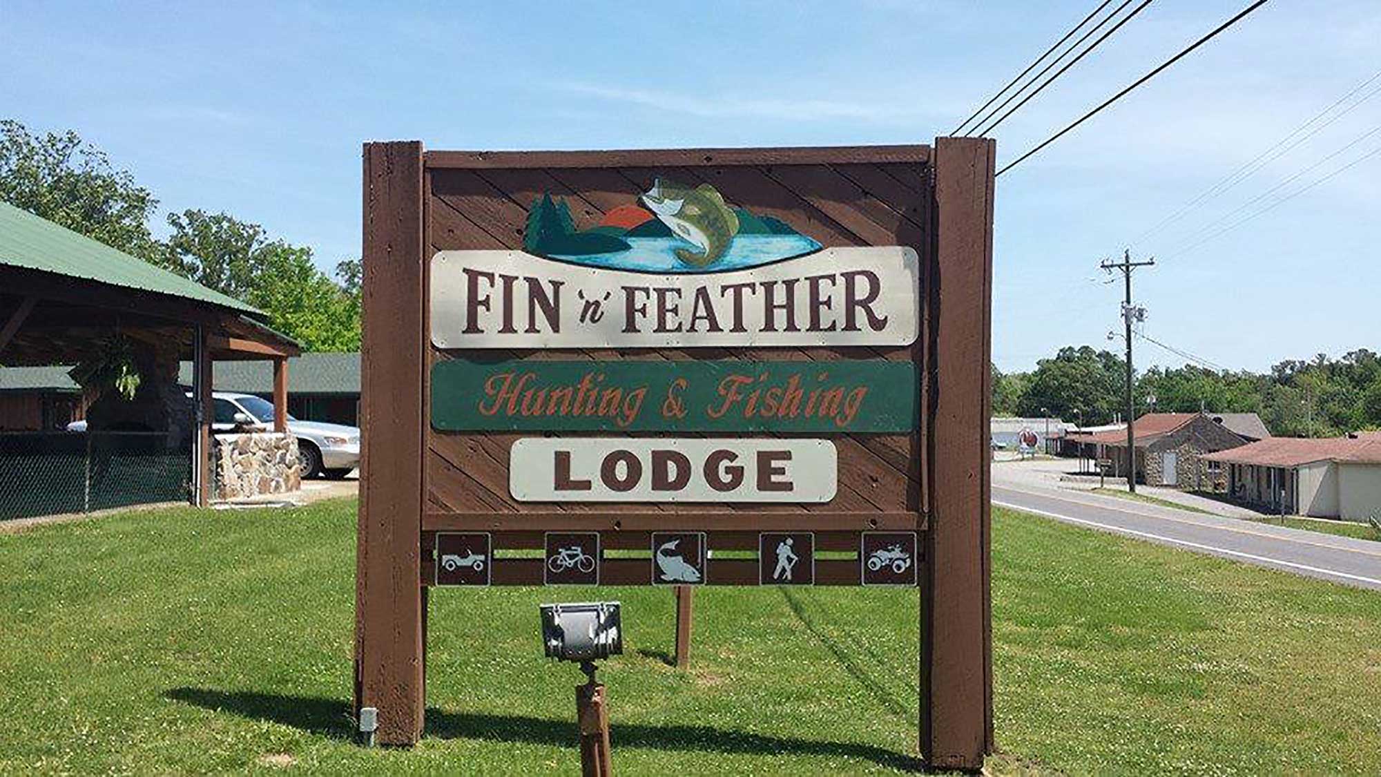 sign Fin 'N Feather Lodge